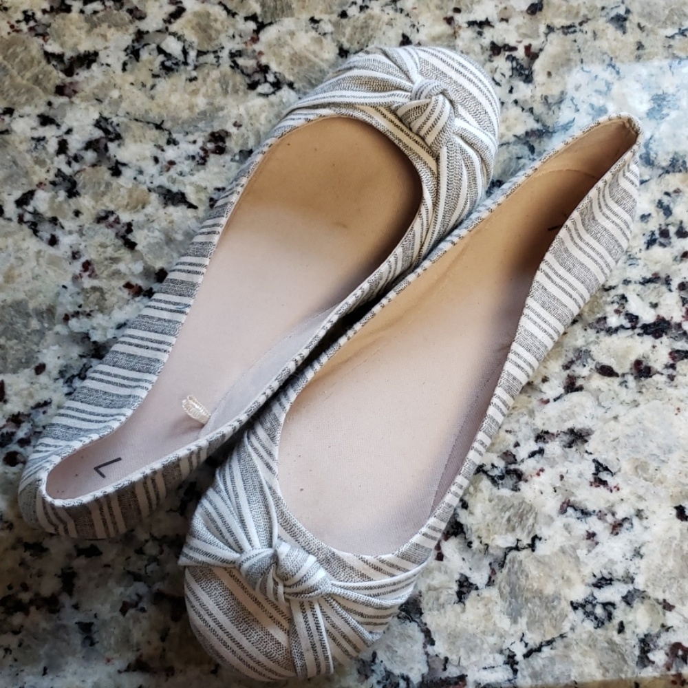 Womens 7 knot ballet flats